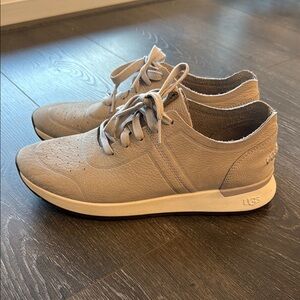 Women’s UGG suede Gray Sneakers tennis shoes STUNNING 7.5